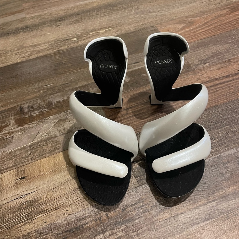 Women’s bottomless snake design heel